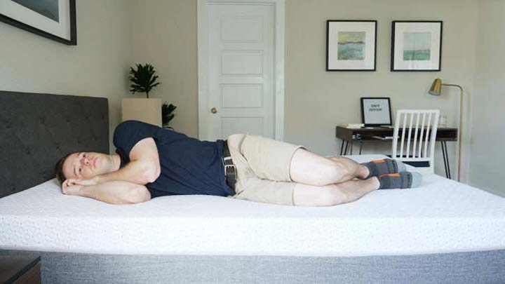 Ein Mann schläft auf der Seite auf der Endy-Matratze