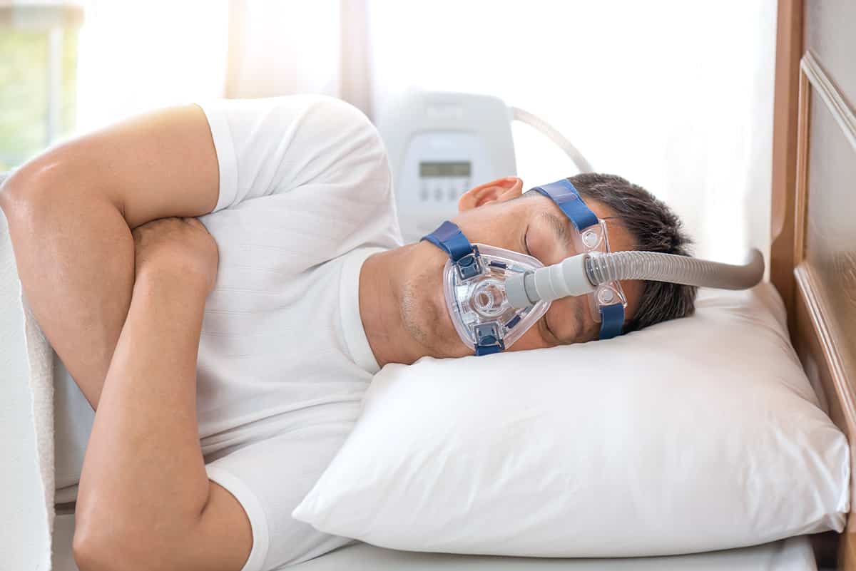 قد يكون انقطاع التنفس أثناء النوم مرتبطًا بمرض الزهايمر Sleep-apnea-alzheimers-link-cpap