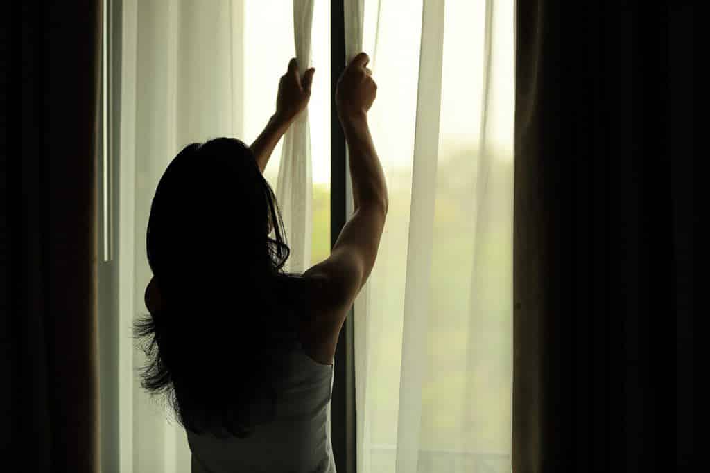 4 sleep tips for people who work at night curtains