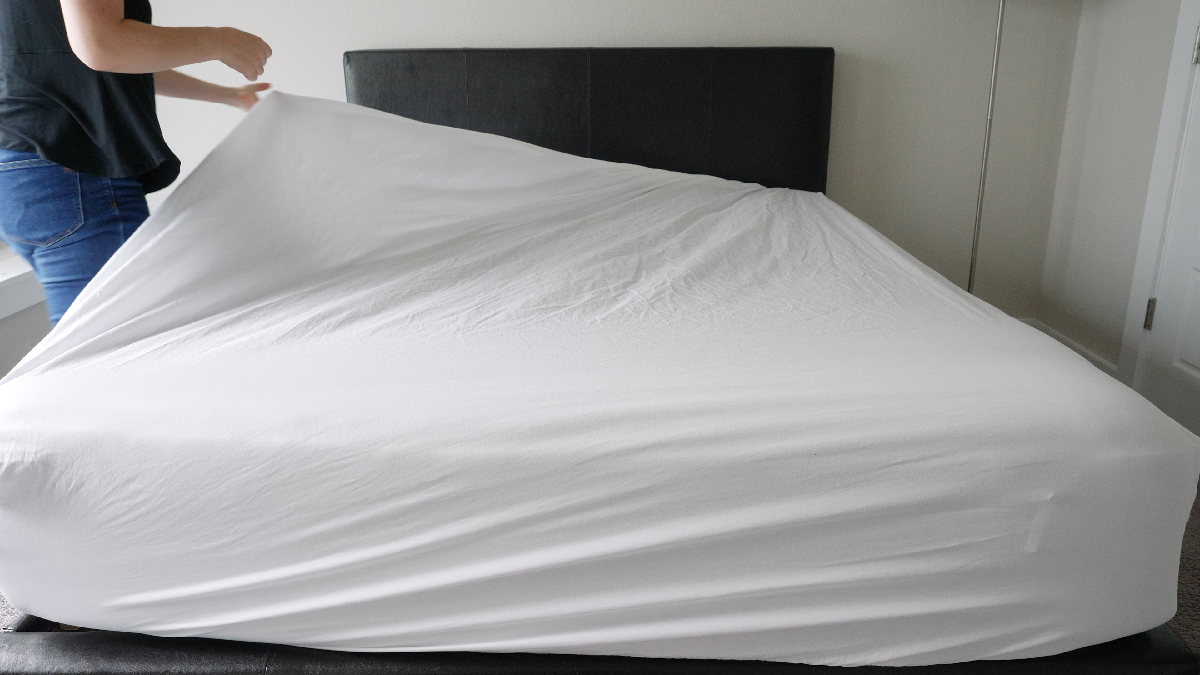 Om ziekenhuishoeken te maken moet je eerst het hoeslaken op de matras leggen