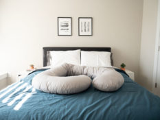 Leachco Snoogle Pregnancy Pillow Review: The Perfect Pillow for Expecting Mothers? Leachco Snoogle Chic Jersey Total Body Pillow
