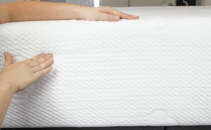 A cross section shot of the Puffy Lux Hybrid mattress