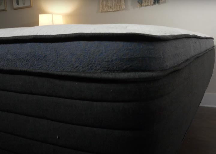 A close shot of the corner of the Helix Midnight Luxe mattress.
