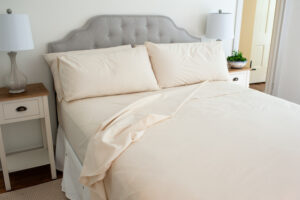 An image of the American Blossom Linens classic sheets on a bed.