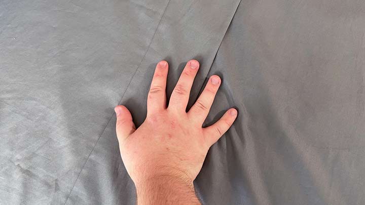 Pizuna Sheets Feeling A hand brushes across the Pizuna Sheets.