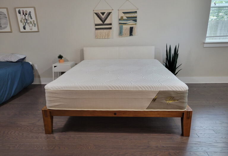 A wide shot of the Minocasa Hybrid mattress