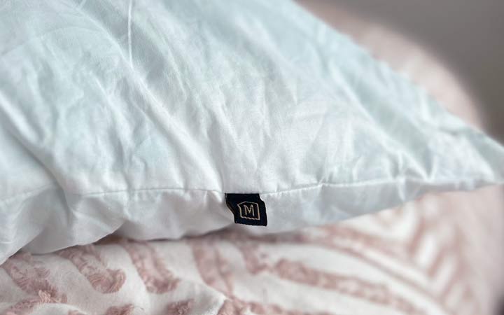 A close up image showing the label for the medium insert of the Luxome Layr pillow.
