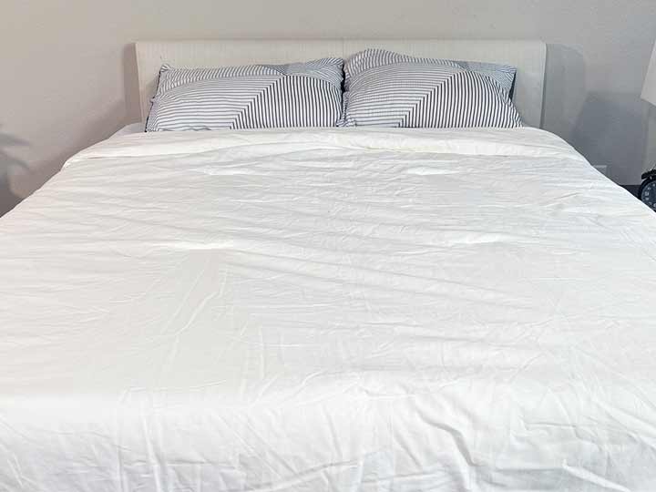 An image of the cover of the Nest Silk Cloud comforter.