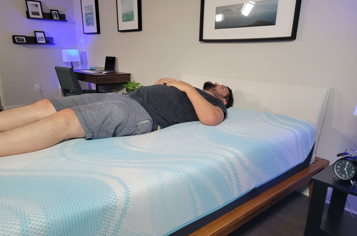 A man sleeps on his back on the TEMPUR-LuxeBreeze