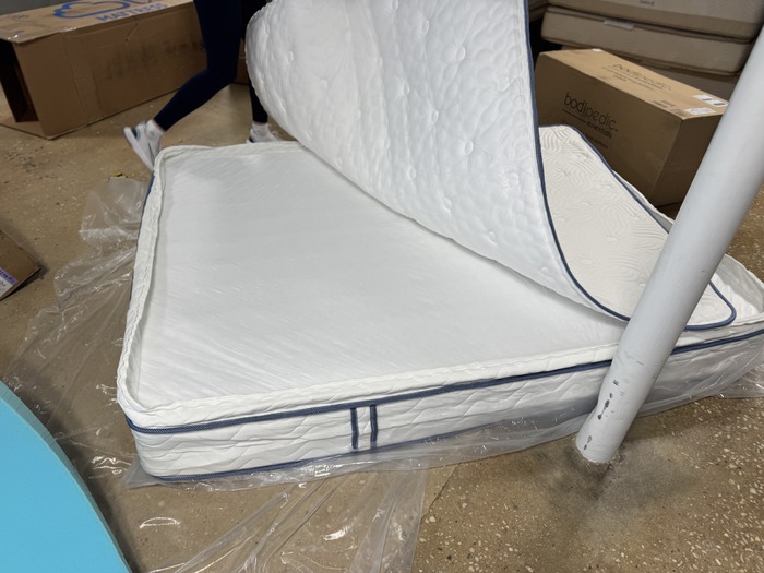 DLX Premier Hybrid unzipped to show where top layer goes