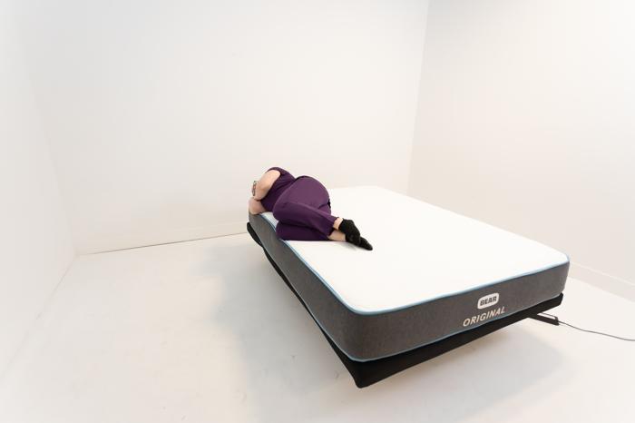 Side-sleeping full body edge support test on the Bear Original Mattress