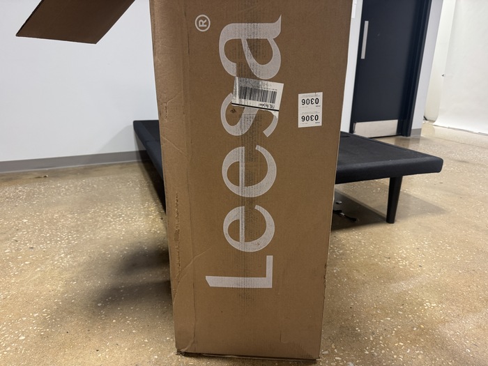 The box that the Leesa Original mattress was shipped in